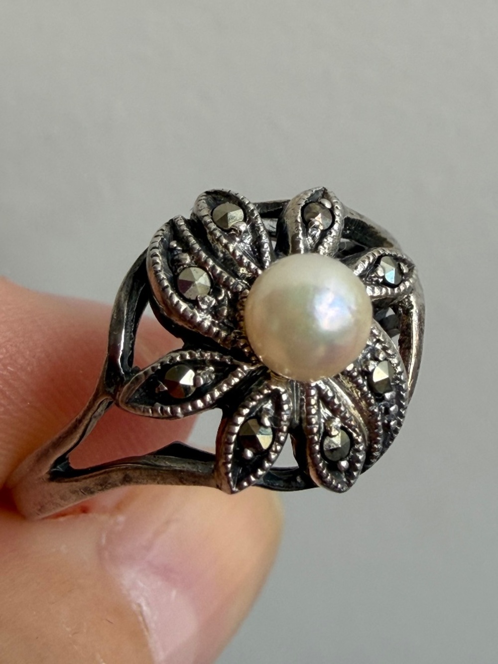 VINTAGE ROUND WHITE PEARL & MARCASITES RING 925 STERLING SILVER